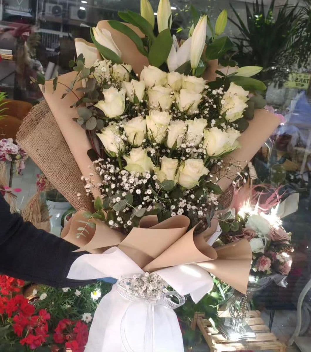 Kazablanka Ve Beyaz Gül Buketi