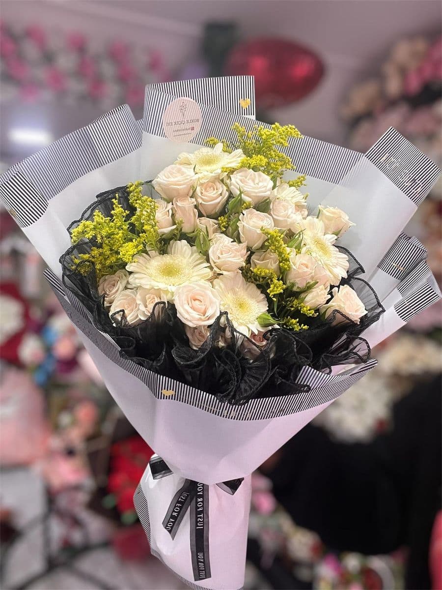 Siyah Tül Detaylı Çardak Gül Buketi - Küçük Görsel 2