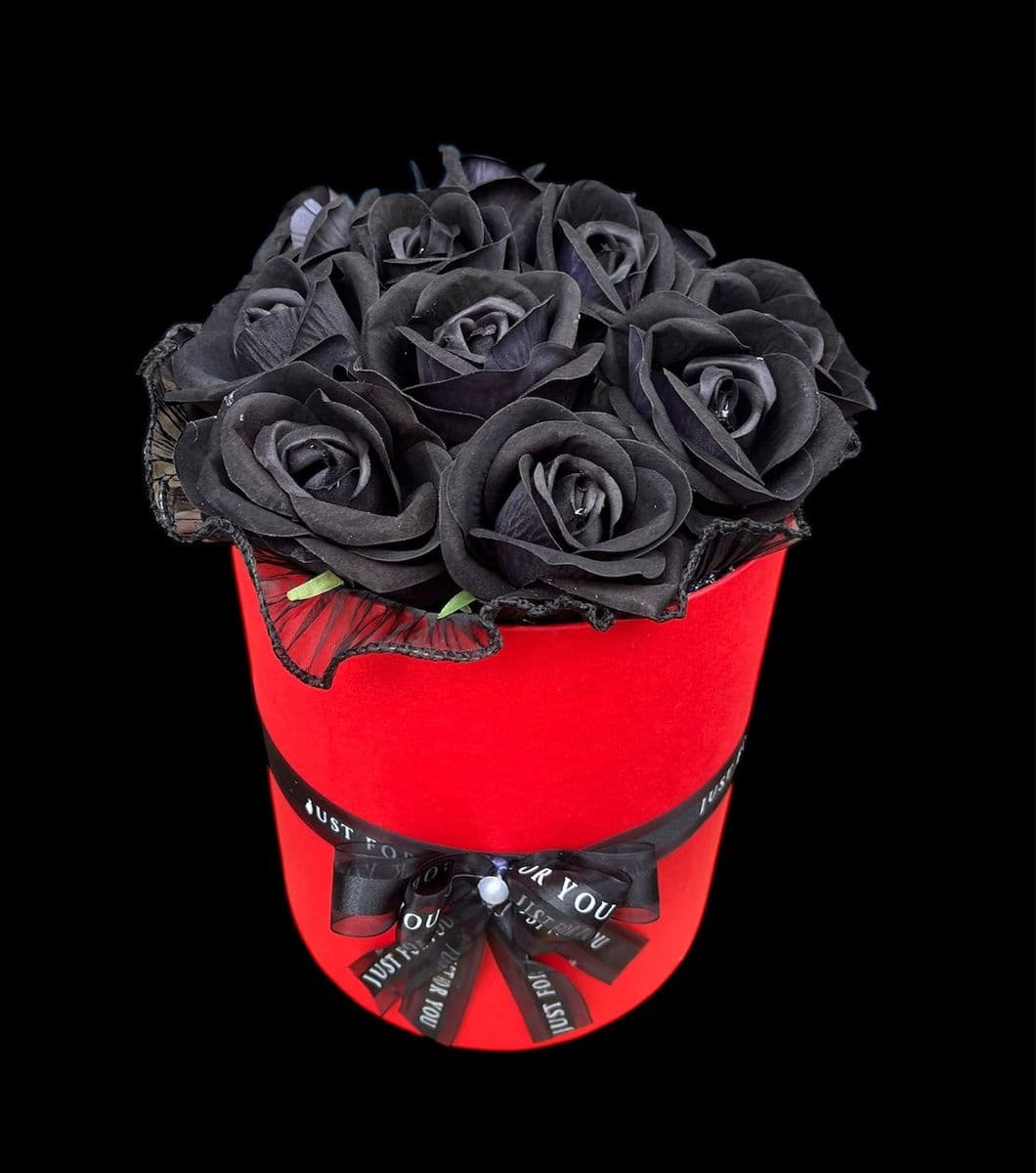 Kutuda Yapay Siyah Güller