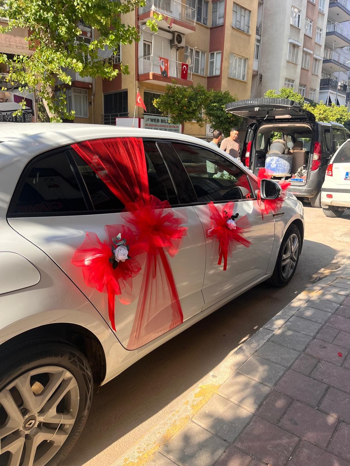 Kırmızı Tül Detaylı Yapay Gelin Arabası Süsleme - Küçük Görsel 3