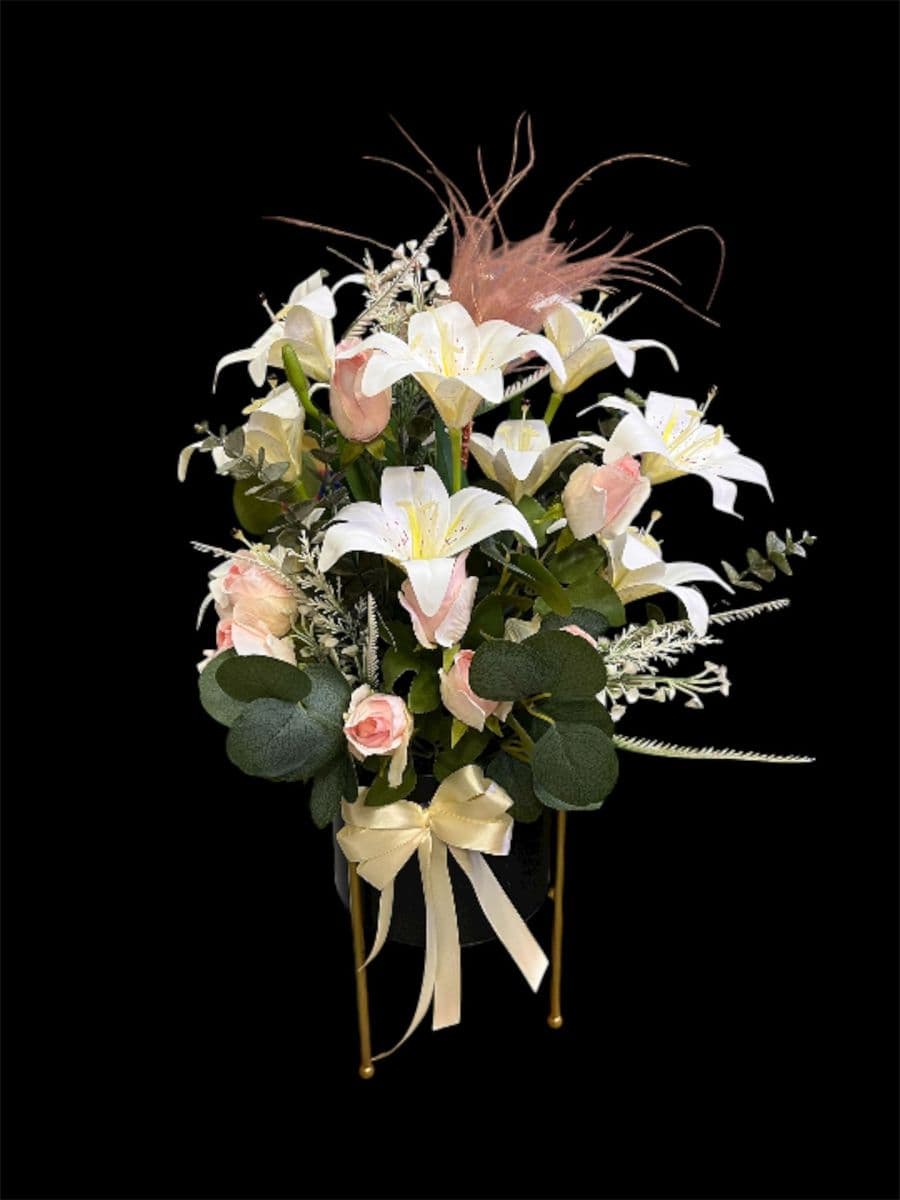 Ayaklı Saksıda Yapay Lilyumlar