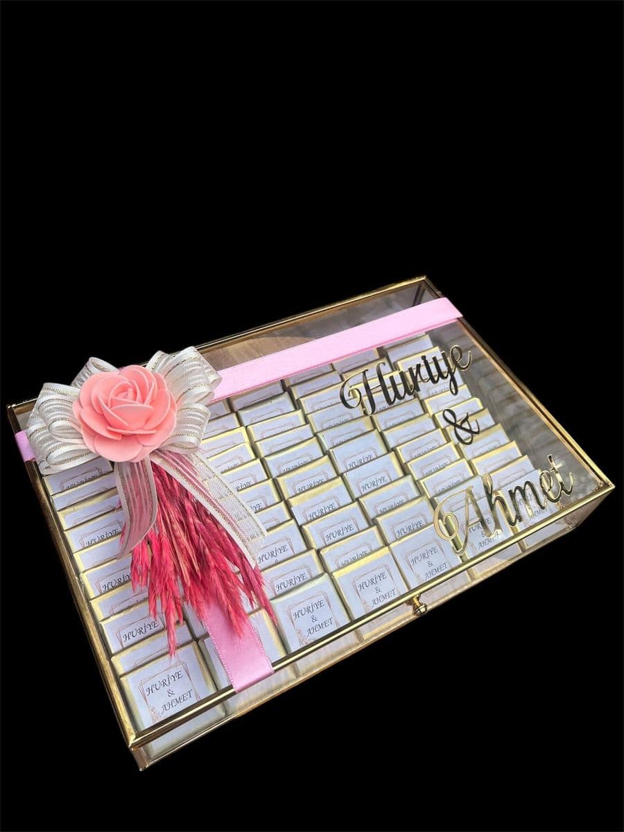 Gold Kutuda Pembe Süslemeli Çikolata
